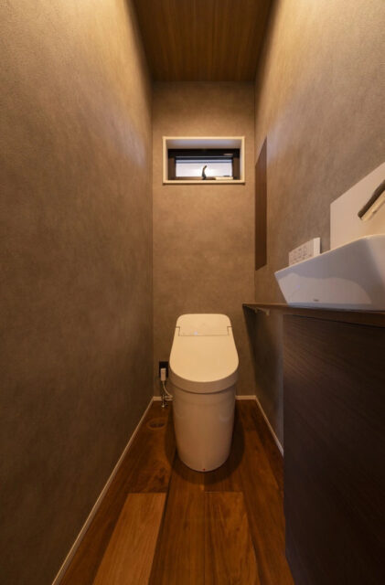 広さ・動線・収納力のすべてを兼ね備えた将来まで安心して暮らせるモダンな住まい - MBCハウス - トイレ