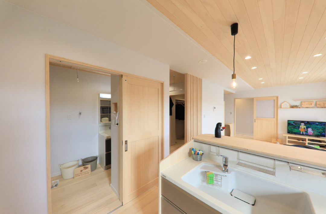 回遊動線と家事ラク設計で叶える6人家族の快適な木の平屋 - もみの木ハウス・かごしま - LDK