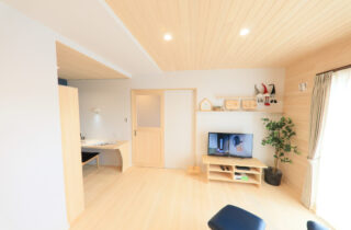 回遊動線と家事ラク設計で叶える6人家族の快適な木の平屋 - もみの木ハウス・かごしま - リビング