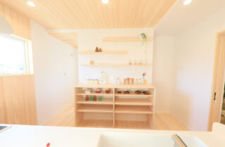 回遊動線と家事ラク設計で叶える6人家族の快適な木の平屋 - もみの木ハウス・かごしま - キッチン