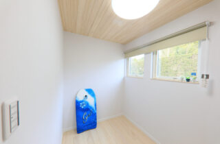 回遊動線と家事ラク設計で叶える6人家族の快適な木の平屋 - もみの木ハウス・かごしま - 個室