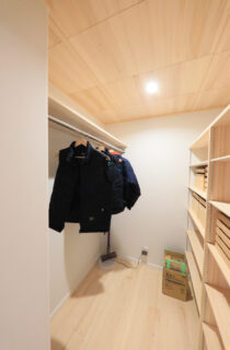 回遊動線と家事ラク設計で叶える6人家族の快適な木の平屋 - もみの木ハウス・かごしま - ウォークインクローゼット