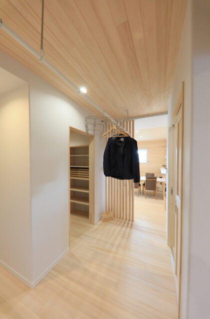 回遊動線と家事ラク設計で叶える6人家族の快適な木の平屋 - もみの木ハウス・かごしま - 廊下