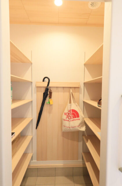 回遊動線と家事ラク設計で叶える6人家族の快適な木の平屋 - もみの木ハウス・かごしま - 玄関収納