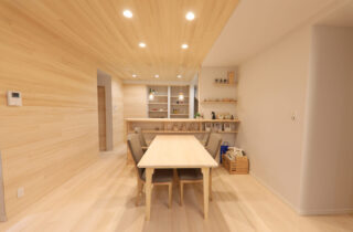 全建具もみの木仕様のコンパクトな家事動線で叶える共働き夫婦の平屋 - もみの木ハウス・かごしま - LDK