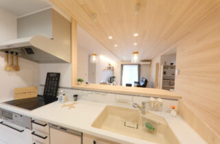 全建具もみの木仕様のコンパクトな家事動線で叶える共働き夫婦の平屋 - もみの木ハウス・かごしま - キッチン
