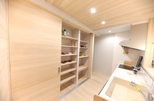 全建具もみの木仕様のコンパクトな家事動線で叶える共働き夫婦の平屋 - もみの木ハウス・かごしま - キッチン・収納