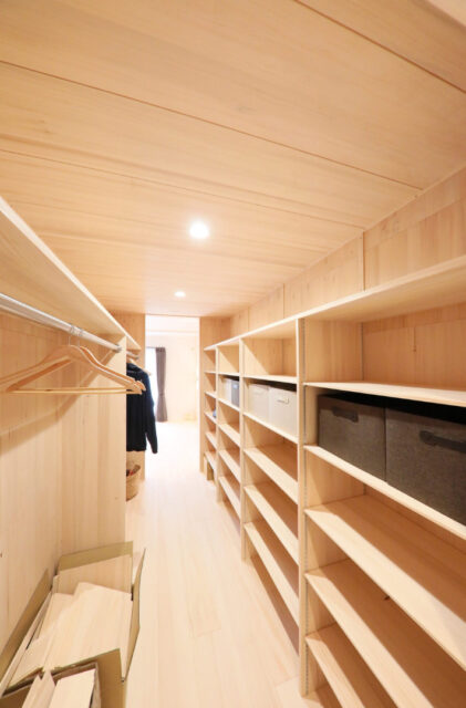 全建具もみの木仕様のコンパクトな家事動線で叶える共働き夫婦の平屋 - もみの木ハウス・かごしま - ウォークインクローゼット