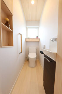 全建具もみの木仕様のコンパクトな家事動線で叶える共働き夫婦の平屋 - もみの木ハウス・かごしま - トイレ