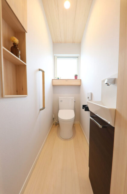 全建具もみの木仕様のコンパクトな家事動線で叶える共働き夫婦の平屋 - もみの木ハウス・かごしま - トイレ