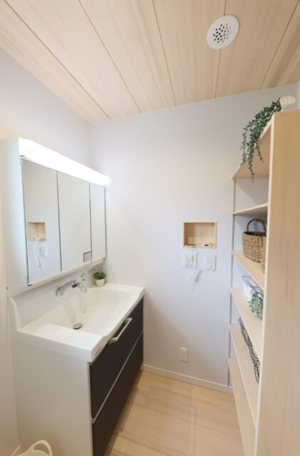 全建具もみの木仕様のコンパクトな家事動線で叶える共働き夫婦の平屋 - もみの木ハウス・かごしま - 洗面所