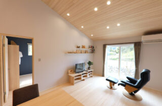 光と木のぬくもりが調和する片流れ屋根の平屋風2階建て - もみの木ハウス・かごしま - LDK