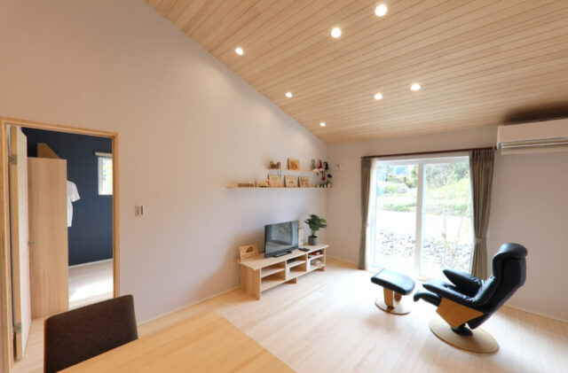 光と木のぬくもりが調和する片流れ屋根の平屋風2階建て - もみの木ハウス・かごしま - LDK