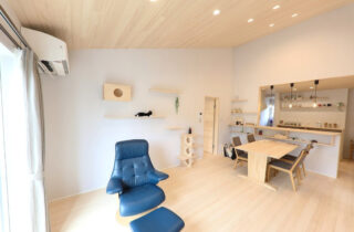 光と木のぬくもりが調和する片流れ屋根の平屋風2階建て - もみの木ハウス・かごしま - リビング