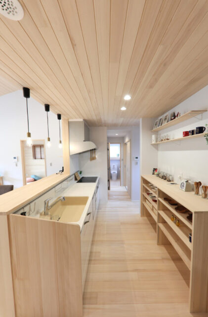 光と木のぬくもりが調和する片流れ屋根の平屋風2階建て - もみの木ハウス・かごしま - キッチン・収納