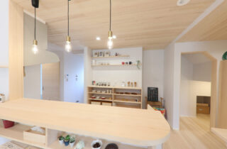 光と木のぬくもりが調和する片流れ屋根の平屋風2階建て - もみの木ハウス・かごしま - キッチン