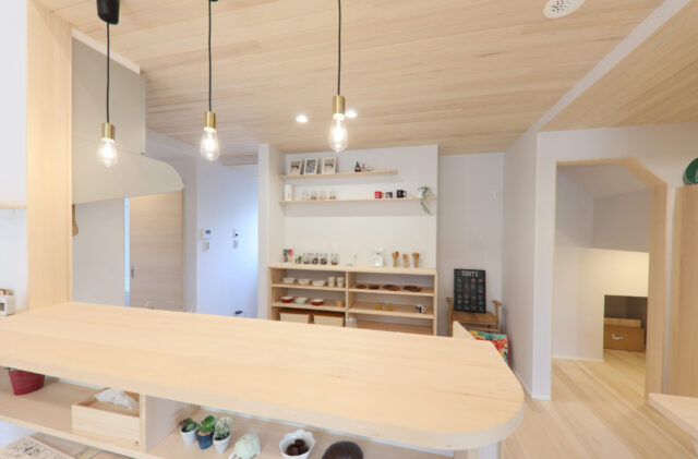 光と木のぬくもりが調和する片流れ屋根の平屋風2階建て - もみの木ハウス・かごしま - キッチン