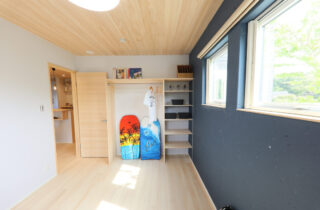 光と木のぬくもりが調和する片流れ屋根の平屋風2階建て - もみの木ハウス・かごしま - 子供部屋