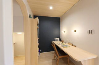 光と木のぬくもりが調和する片流れ屋根の平屋風2階建て - もみの木ハウス・かごしま - スタディスペース