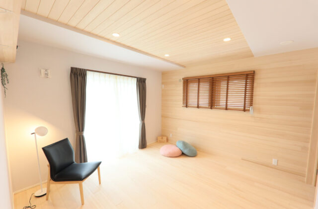 光と木のぬくもりが調和する片流れ屋根の平屋風2階建て - もみの木ハウス・かごしま - 主寝室