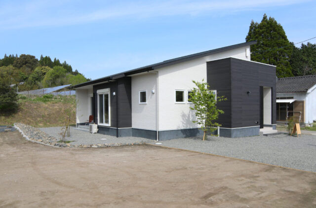 光と木のぬくもりが調和する片流れ屋根の平屋風2階建て - もみの木ハウス・かごしま - 外観
