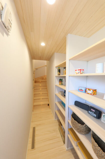光と木のぬくもりが調和する片流れ屋根の平屋風2階建て - もみの木ハウス・かごしま - パントリー