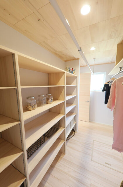 光と木のぬくもりが調和する片流れ屋根の平屋風2階建て - もみの木ハウス・かごしま - WIC