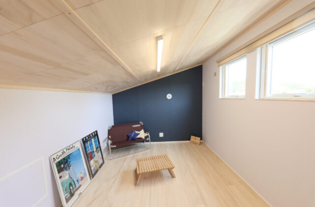 光と木のぬくもりが調和する片流れ屋根の平屋風2階建て - もみの木ハウス・かごしま - 小屋裏部屋
