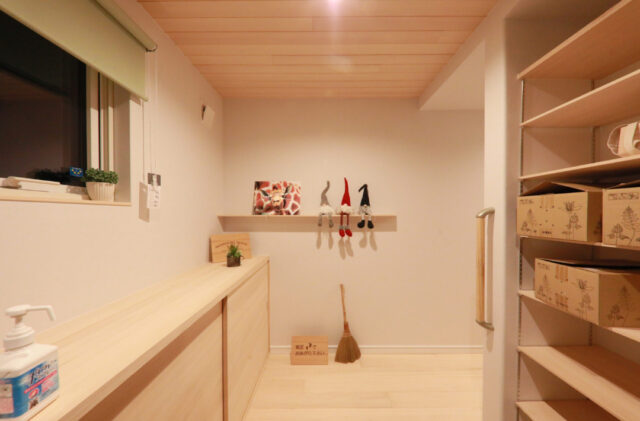 家事ラクを実現するどの世代も心地良いコンパクトな28坪2世帯住宅 - もみの木ハウス・かごしま - 玄関