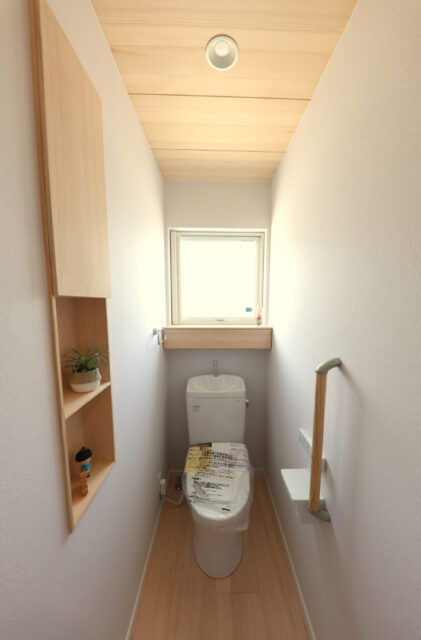 もみの木の柔らかな風合いと家事ラク動線が調和した平屋 - もみの木ハウス・かごしま - トイレ