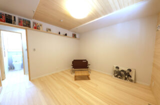 もみの木の柔らかな風合いと家事ラク動線が調和した平屋 - もみの木ハウス・かごしま - 寝室