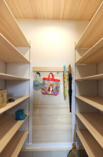 もみの木の柔らかな風合いと家事ラク動線が調和した平屋 - もみの木ハウス・かごしま - 玄関収納
