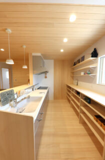 もみの木の柔らかな風合いと家事ラク動線が調和した平屋 - もみの木ハウス・かごしま - キッチン