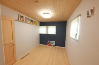 もみの木の柔らかな風合いと家事ラク動線が調和した平屋 - もみの木ハウス・かごしま - 子ども部屋