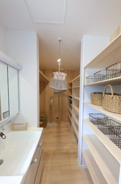 もみの木の柔らかな風合いと家事ラク動線が調和した平屋 - もみの木ハウス・かごしま - 洗面・収納