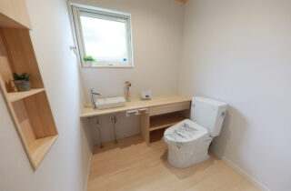 コンパクトなのに開放的で快適な20坪台木の平屋 - もみの木ハウス・かごしま - トイレ