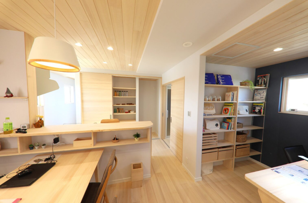 2階リビングが叶える光と開放感あふれる家事も趣味も充実する住まい - もみの木ハウス・かごしま - LDK・スタディスペース