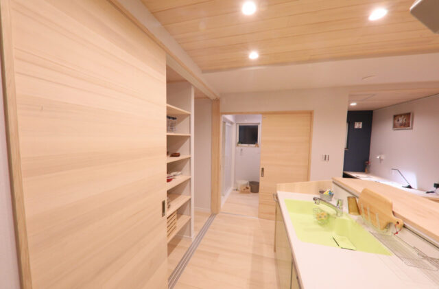 2階リビングが叶える光と開放感あふれる家事も趣味も充実する住まい - もみの木ハウス・かごしま - キッチン