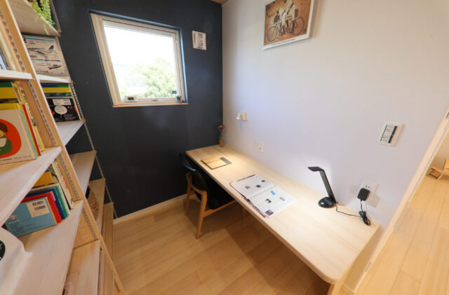 2階リビングが叶える光と開放感あふれる家事も趣味も充実する住まい - もみの木ハウス・かごしま - スタディスペース