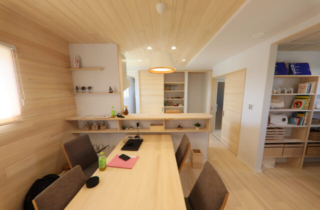 2階リビングが叶える光と開放感あふれる家事も趣味も充実する住まい - もみの木ハウス・かごしま - LDK