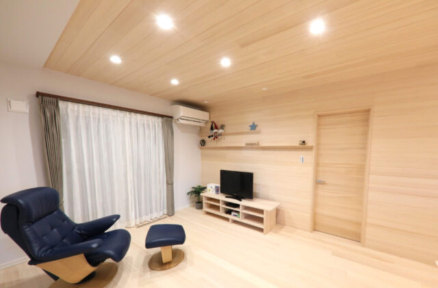 もみの木の香りと光が調和するライフステージに寄り添う2階建て - もみの木ハウス・かごしま - リビング