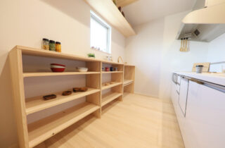 もみの木の香りと光が調和するライフステージに寄り添う2階建て - もみの木ハウス・かごしま - キッチン収納