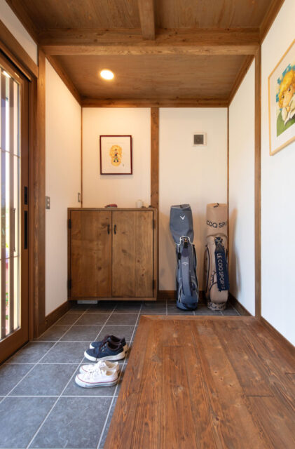 深い木の色と光が溶け合う「好き」が詰まったペットと暮らす和モダン平屋 - サイエンスホーム - 玄関