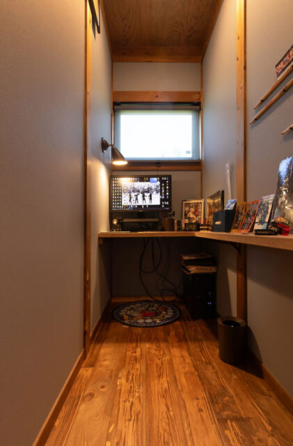深い木の色と光が溶け合う「好き」が詰まったペットと暮らす和モダン平屋 - サイエンスホーム - ワークスペース