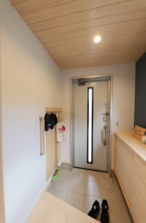 将来を見据えた小屋裏のある機能美を凝縮したコンパクトハウス - もみの木ハウス・かごしま - 玄関