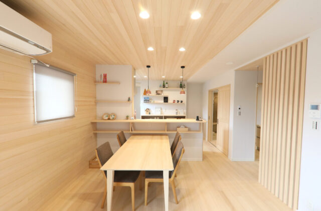家事ラクを叶える動線×木の特性と将来を見据えた柔軟な設計が光る平屋 - もみの木ハウス・かごしま - LDK