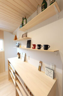 家事ラクを叶える動線×木の特性と将来を見据えた柔軟な設計が光る平屋 - もみの木ハウス・かごしま - キッチン収納