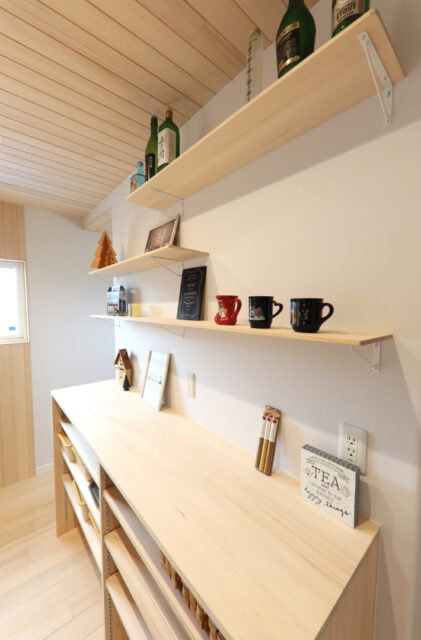 家事ラクを叶える動線×木の特性と将来を見据えた柔軟な設計が光る平屋 - もみの木ハウス・かごしま - キッチン収納