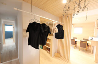 家事ラクを叶える動線×木の特性と将来を見据えた柔軟な設計が光る平屋 - もみの木ハウス・かごしま - ドライルーム・クローゼット