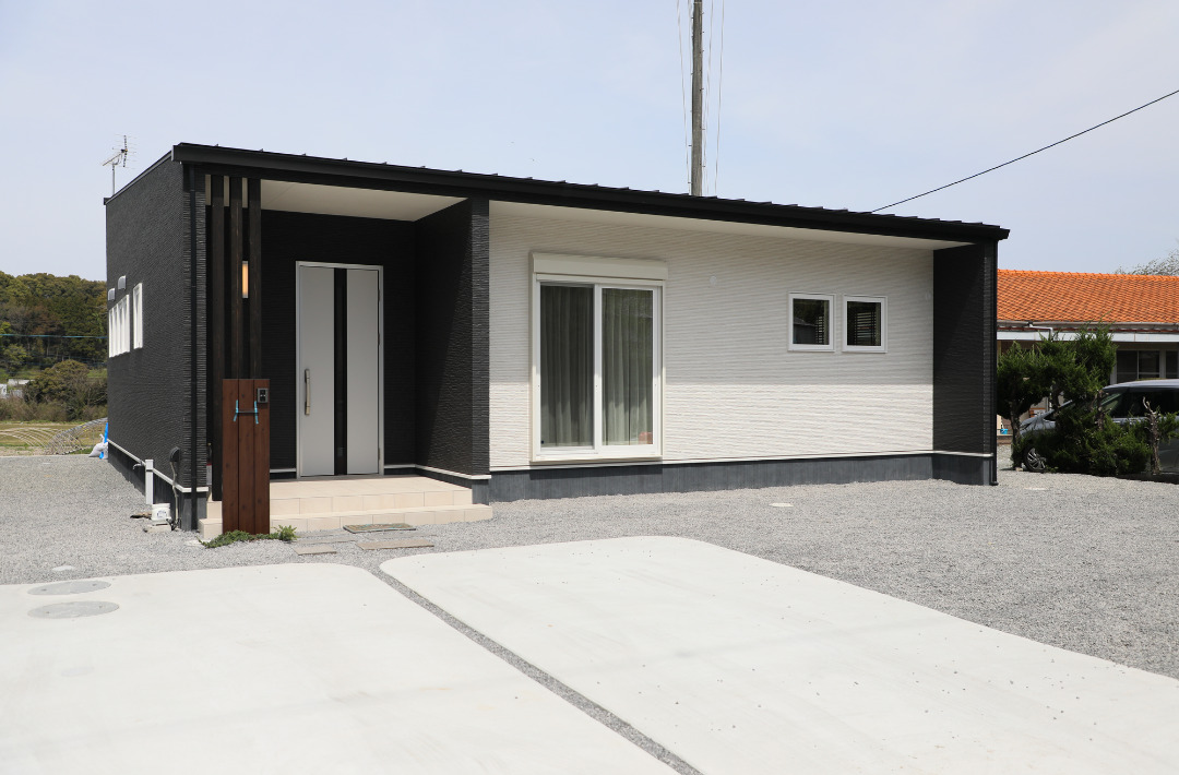 木のぬくもりの中にピンクのキッチンが映えるソリッドな外観の平屋 - もみの木ハウス・かごしま - 外観